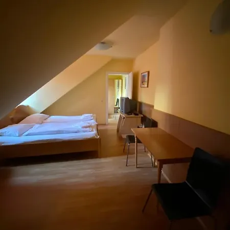 Appartement Pension 700M Zum Ring Vídeň Exteriér fotografie